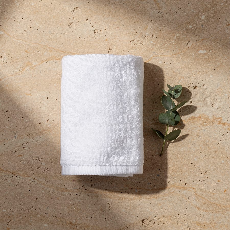 Gerolltes weißes Spa-Handtuch